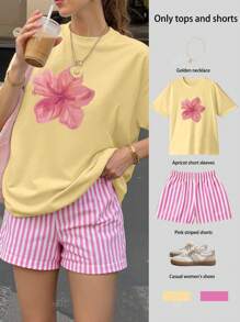 Conjunto de verano de dos piezas para mujer con top oversize de manga corta con estampado floral y pantalones cortos a rayas. Ropa de ocio y verano para vacaciones en la playa.