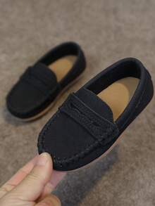 1 双儿童纯色软底乐福鞋，防滑轻便正式派对正装鞋，适合幼儿男孩，易穿脱设计 - 黑色 - 查看 5