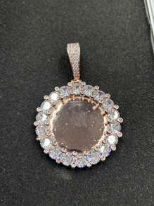 (Hecho a medida) Marco de foto redondo de cubic zirconia grande personalizado, colgante de cuello de estilo hip hop con cubic zirconia de latón para uso diario, incluye cadena de cuerda trenzada de 50 cm