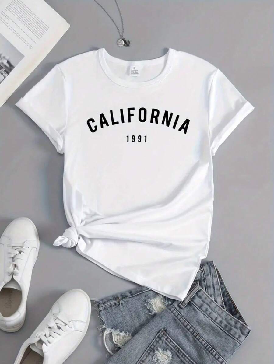 Camiseta Gráfica de Mujer en Rosa Suave con Diseño de California 1991 - Cuello Redondo Casual Manga Corta, Poliéster Ligero, Perfecto para Atuendos de Primavera y Verano, Ropa de Verano - Blanco - Ver 1