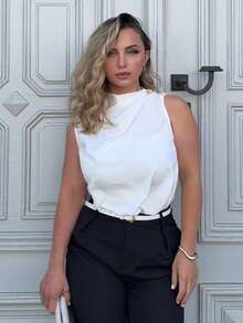 Jeta Ari Blusa blanca elegante y modesta para oficina y uso diario con cuello asimétrico con volantes, mangas sin mangas y botones metálicos, adecuada para primavera/verano - Blanco - Ver 6