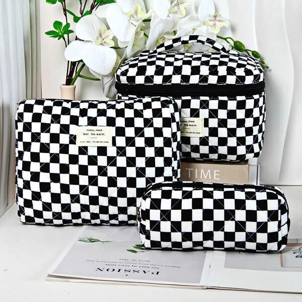 Nécessaire clássica com estampa xadrez, elegante e sofisticada, com grande capacidade para guardar cosméticos e produtos de cuidados com a pele. Leve e prática, ideal para viagens e como presente. (A frase "Makeup bag, Make Up Bag, Makeup Bags, Cosmetic bag, Makeup Organizer, Travel, Makeup Case, Bag, Make Up Case, Make Up Case, Travel Essentials, Case Bag, Travel Essential, Beauty Accessories, Small Makeup bag, Make Up Case, Cosmetic bag, Travel Essential, Great Capacity, Large Makeup bag, Christmas Gifts, Case, Travel, Gifts For Women, Women's Necessaire, Travel Essential, Case, Clutch / Small Handbag, Necessaire, Makeup Organizer, Make Up Case, Case, Brush Holder, Mini Case, Large Capacity Case" parece ser um erro de digitação e não faz parte do contexto e não faz parte do contexto.)