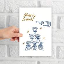 Cartão de casamento com champanhe francês - "Cheers To Love", saudação romântica de celebração com taças de vinho tinto e design de estrelas, perfeito para casamentos, aniversários e ocasiões especiais, papelaria festiva | Tema champanhe | Construção em papel