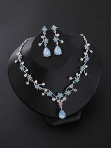Un ensemble de collier et boucles d'oreilles pendantes en cristaux de fleurs bleues élégantes - Bijoux étincelants en cristal CZ pour femmes, parfait pour les événements du soir et les cadeaux de demoiselle d'honneur - Bleu ciel - Voir 1