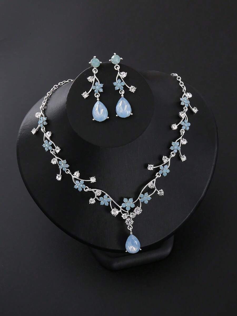 Un ensemble de collier et boucles d'oreilles pendantes en cristaux de fleurs bleues élégantes - Bijoux étincelants en cristal CZ pour femmes, parfait pour les événements du soir et les cadeaux de demoiselle d'honneur - Bleu ciel - Voir 1