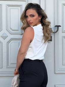 Jeta Ari Blusa blanca elegante y modesta para oficina y uso diario con cuello asimétrico con volantes, mangas sin mangas y botones metálicos, adecuada para primavera/verano - Blanco - Ver 4