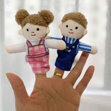 18 件、6 件、1 件、3 件木制家庭手指木偶，圣诞节、万圣节、感恩节礼物，家庭成员角色扮演木偶。原创故事学习辅助木偶 - 讲故事和阅读道具（随机肤色：黑色、黄色、白色；随机服装图案） - 彩色 - 查看 9