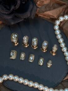 10 Unhas Retrô de Luxo Curtas, Desenhadas à Mão, Cintilantes e Elegantes. Cor Champanhe Combinada com Textura de Concha, Dourado Cintilante e Brilho de Farinha Dourada e Pérolas. Kit de Unhas Usáveis. Adequado para uso diário por mulheres e meninas em Lavida, festivais de música EDM, festivais de música country e festas. Acompanha 1 Gel Jelly e 1 Lixa de Unhas