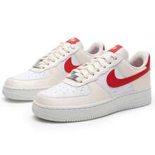 Nike Air Force 1 女款休闲鞋，轻盈缓震，透气舒适，厚底设计，饰有品牌标志，亲肤百搭，适合日常穿着、健身、通勤、下班后休闲旅行等场合。货号：DC9486-109 - 象牙色/米色/紅色 - 查看 6