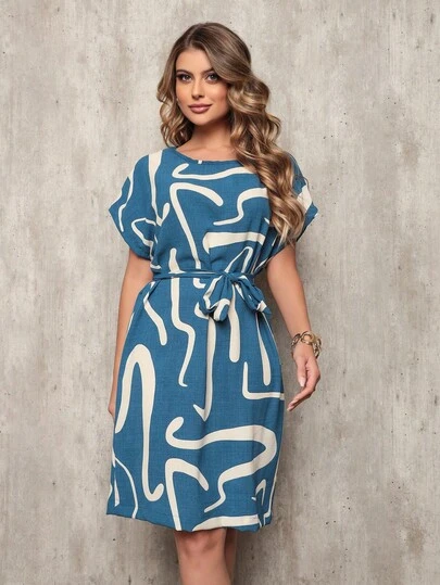 Vestido midi casual feminino de manga curta estilo morcego, com gola redonda e cinto na cintura em um padrão azul estiloso