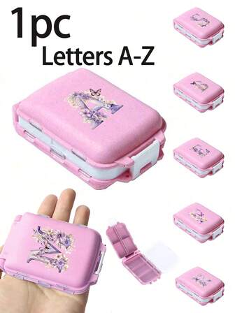 Caja de medicina multicompartimento portátil, a prueba de polvo y humedad, para usar durante 7 días a la semana, con diseño de letra de arte de mariposa púrpura. Caja de almacenamiento de píldoras de viaje con compartimentos, caja de píldoras de vitaminas diarias, contenedor de píldoras pequeño, caja de almacenamiento de joyas para mamá