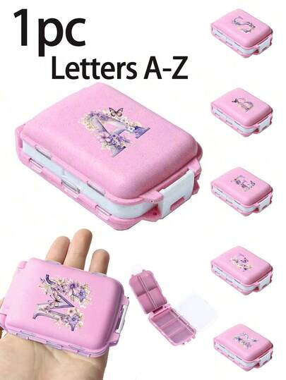 Cutie portabilă pentru pastile de 7 zile, rezistentă la praf și umiditate, design artistic cu litere fluture violet, cutie de pastile esențială pentru călătorie, cutie compactă cu litere A-Z, cutie de pastile pentru vitamine zilnice, pungă mică pentru pastile, cutie de depozitare cu pandantiv pentru mamă