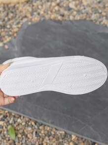 Baskets plates sportives durables pour femmes, chaussures de skateboard extérieur à motif de lacets en forme de cœur, chaussures de sport décontractées légères et confortables à tige basse