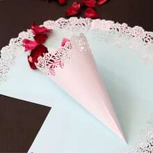 25 Stücke/Packung Laser geschnittene Hochzeitsconfetti Kegel, Rosenblumen-Rand weiße herzförmige Papiertüten für das Werfen von Reis auf Hochzeitspartys (ohne getrocknete Blumen und Basis)