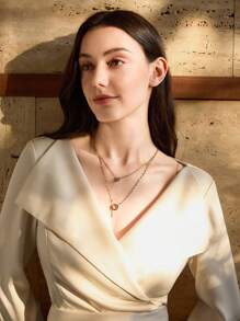 1 pièce Collier en forme de Y doré à plusieurs couches, orné de détails de strass et de faux perles. Convient pour le port quotidien des femmes, les cadeaux d'amitié, les banquets (chaîne faite main coupée sur mesure, nombre variable de perles, taille variable de strass)