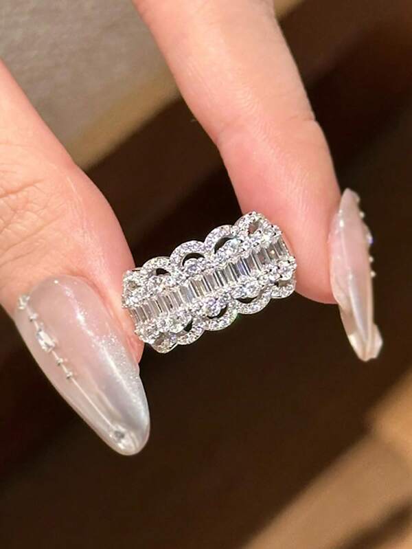 1 pièce Bague vintage de luxe avec microincrustation de strass, design délicat et évidé. Bague sophistiquée pour femmes, convient pour un usage quotidien, pour des fêtes ou comme cadeau d'ami