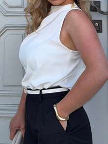 Jeta Ari Blusa blanca elegante y modesta para oficina y uso diario con cuello asimétrico con volantes, mangas sin mangas y botones metálicos, adecuada para primavera/verano - Blanco - Ver 9