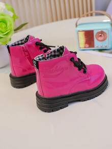 1 双新款女童低帮纯色时尚漆皮格子设计靴子，时尚百搭，适合女童春秋季户外、旅行、野餐、度假