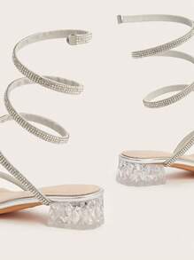 1 par de sandalias de tacón ancho con diseño de hebilla y adornos de cristal para niñas y niños pequeños, color plateado, versátiles para primavera, verano y otoño.