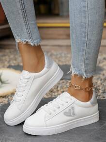 Baskets plates sportives durables pour femmes, chaussures de skateboard extérieur à motif de lacets en forme de cœur, chaussures de sport décontractées légères et confortables à tige basse