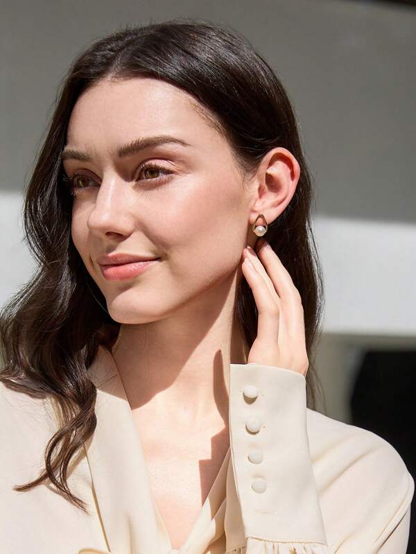 1pair Simple Gold Plated Triangle Faux Pearl Stud Earrings Suitable For Women's Daily Wear