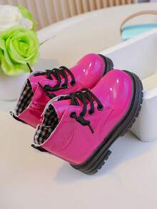 1 双新款女童低帮纯色时尚漆皮格子设计靴子，时尚百搭，适合女童春秋季户外、旅行、野餐、度假