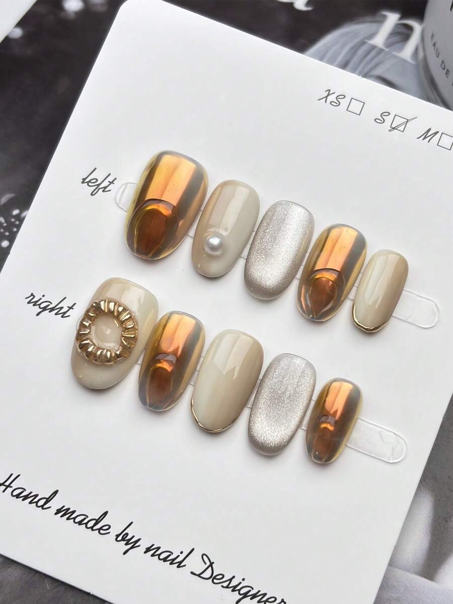 Set di 10 pezzi di unghie finte ovali fatte a mano, con occhi di gatto in oro aurora e argento, con effetto sfumato bianco e una forma tridimensionale floreale realizzata a mano, per un aspetto elegante e alla moda. Riutilizzabili, inclusi gli strumenti per indossarle, adatte a qualsiasi stile di abbigliamento quotidiano femminile, e possono essere regalate per feste, festival e celebrazioni