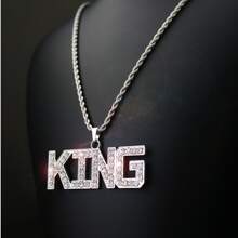 Collar con colgante "REY" encrusted de diamantes con cadena de cuerda