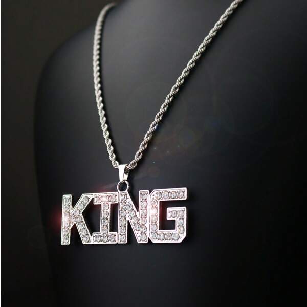 Collar con colgante "REY" encrusted de diamantes con cadena de cuerda