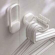 1 件装壁挂式折叠衣架，多功能塑料收纳整理架，未涂漆表面，适用于浴室和阳台，节省空间的洗衣方案，安装简便，现代简约设计，适用于小户型的多功能家居收纳架，轻巧坚固，耐腐蚀防锈塑料材质，易于清洁，可调节挂钩，包含安装配件，适合紧凑型公寓，提升收纳整理效果，透气晾干，防止杂乱，适用于毛巾、衣物和配件。