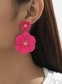 1 par de pendientes de metal de múltiples capas asimétricos con flores, regalo para citas