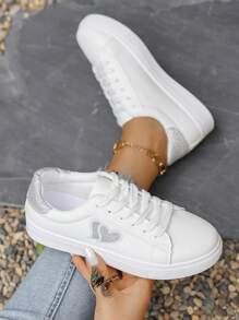 Baskets plates sportives durables pour femmes, chaussures de skateboard extérieur à motif de lacets en forme de cœur, chaussures de sport décontractées légères et confortables à tige basse