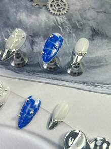 10 peças Conjunto de Unhas Falsas Estilo Coreano Meio Amendoado Prateado 3D Decoração Tridimensional Azul Chrome Branco Estilo Y2K Cobertura Total, Para Expressar Seu Amor, Estilo Europeu Punk Garota Legal, com Decoração de Lantejoulas 3D Tridimensional, Conjunto de Unhas Adesivas Decoração de Rosa Festival de Música Nórdico Cobertura Total, Adequado para Meninas e Mulheres, Acompanha 1 Mini Lixa de Unhas e 1 Etiqueta Adesiva