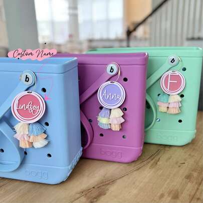 Accesorio personalizado para bolso con inicial | Etiqueta con nombre para bolso de playa | Inicial del apellido dentro de anillos superpuestos | Llavero acrílico con nombre | Borla, accesorios de playa, artículos esenciales de playa, bolso de playa de verano, accesorios, útiles escolares, vuelta al cole, regalos escolares, para la oficina, para la escuela, para el aula, para regalos de maestros, para la universidad, para colegas, para dormitorios, para maestros, para niños y niñas, para adolescentes, estudiantes de secundaria, estudiantes de universidad, estudiantes de primer año, estudiantes de segundo año, estudiantes de cursos inferiores, de uso general, de gran capacidad, versátil, multifuncional, colorido, lindo, adorable, sencillo, gracioso, kawaii, Y2K, minimalista, para ir y venir, casual de negocios, básico, personalizado, único, personalizado, regalos ideales para él, regalos ideales para ella, para ella, familia, amigos, novia, para aniversarios, para cumpleaños, para vacaci