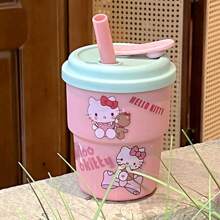 Sanrio Eine süße Cartoon-Wassertasse von Sanrio mit einem niedlichen aufklebbaren Trinkhalm, geeignet für Büro, Lesen und Zuhause. Eine Kaffee- und Milchtasse mit großem Fassungsvermögen