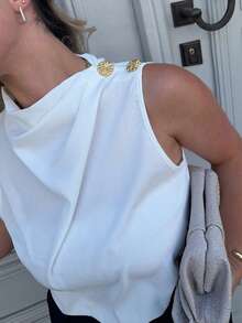 Jeta Ari Blusa blanca elegante y modesta para oficina y uso diario con cuello asimétrico con volantes, mangas sin mangas y botones metálicos, adecuada para primavera/verano - Blanco - Ver 8