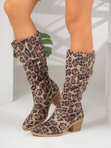 Botas Cano Alto Estampadas de Leopardo de Salto Tratorado Novo para Outono/Inverno Femininas, Botas de Vestido Cano Longo na Moda e Versáteis - Estampa de leopardo clara - Visão 1