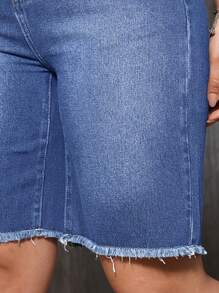 Damskie luźne, sprane szorty jeansowe midi z prostymi nogawkami i przetarciami