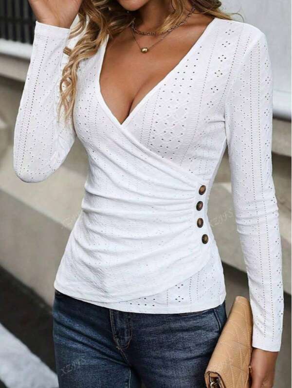 قميص داخلي طويل الأكمام ذو تصميم ربطة وسط ومكرمل بنقشة متقاطعة على الرقبة، لون أساسي، مناسب لفصول الربيع والخريف والشتاء