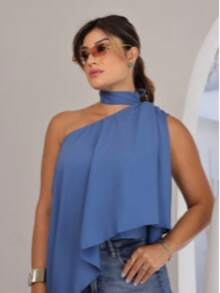 Blusa Moderna de Um Ombro com Gola Choker e Caimento Fluido