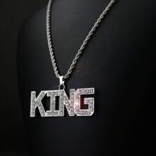 Collar con colgante "REY" encrusted de diamantes con cadena de cuerda