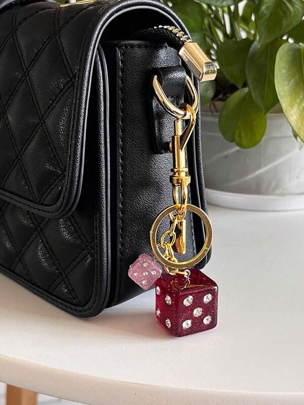 1 pieza Llavero creativo con dados en rosa y rojo, accesorio de bolso para estudiantes y mujeres, artículo popular de influencers