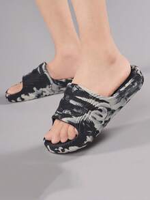 男士时尚不对称迷彩图案拖鞋，个性化户外穿着露趾防滑耐磨厚底休闲运动拖鞋，适合室内家居、浴室、户外海滩