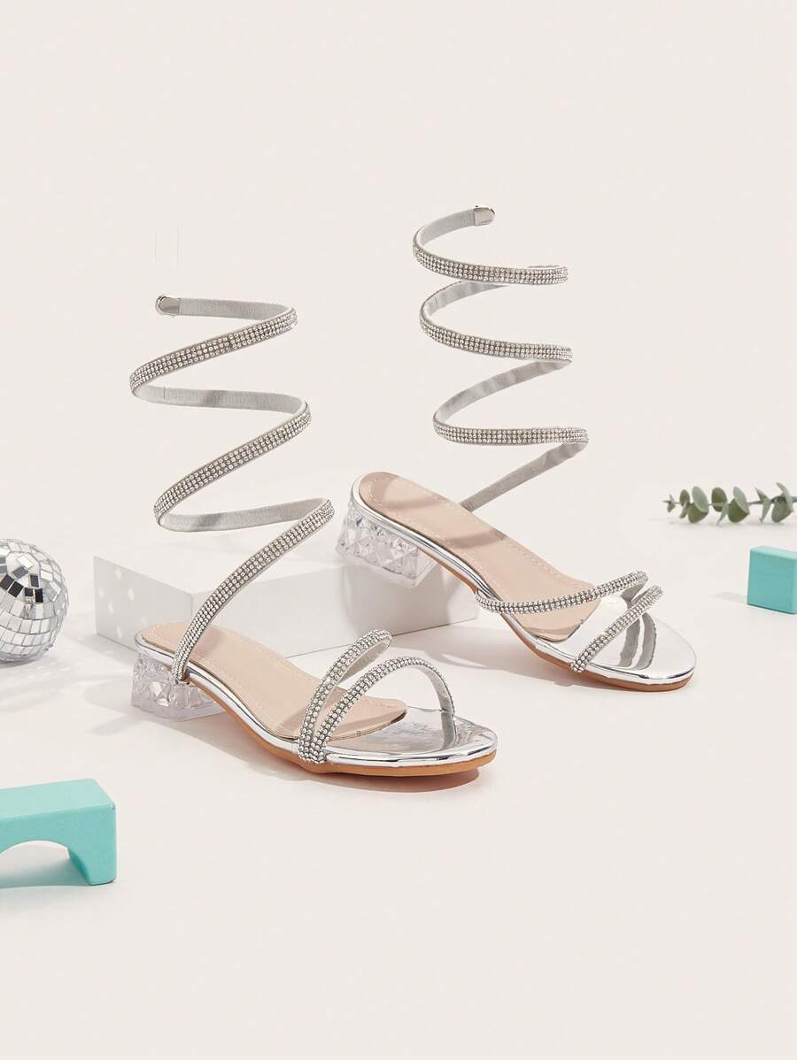 1 par de sandalias de tacón ancho con diseño de hebilla y adornos de cristal para niñas y niños pequeños, color plateado, versátiles para primavera, verano y otoño.