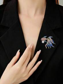 1 pieza Distintivo/broche únicamente de diseño de animal en aleación de zinc de alta gama y unisex para suéter o chaqueta, con forma de pez dorado para mochila escolar