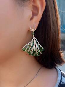 1 pereche de cercei lungi placați cu aur, cu zirconiu cubic verde și albastru, cu design de fustă, pentru femei, accesorii pentru nuntă, logodnă, banchet, petrecere, bal, pentru mirese, domnișoare de onoare, prietene, cadou pentru fiice