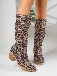 Botas Cano Alto Estampadas de Leopardo de Salto Tratorado Novo para Outono/Inverno Femininas, Botas de Vestido Cano Longo na Moda e Versáteis - Estampa de leopardo clara - Visão 3