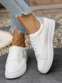 Baskets plates sportives durables pour femmes, chaussures de skateboard extérieur à motif de lacets en forme de cœur, chaussures de sport décontractées légères et confortables à tige basse