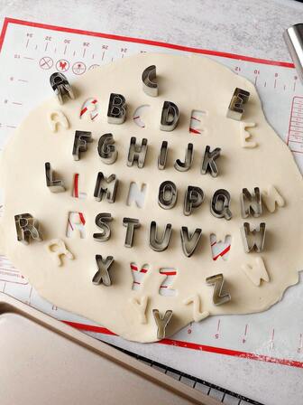 Cartoon Letters And Numbers Stainless Steel Biscuit Molds, Biscuit Chocolate Cake Baking Biscuit Decorative Accessories Are Resistant To Deformation And Wear