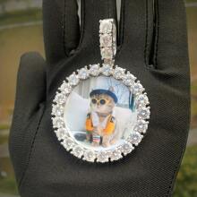 (Hecho a medida) Marco de foto redondo de cubic zirconia grande personalizado, colgante de cuello de estilo hip hop con cubic zirconia de latón para uso diario, incluye cadena de cuerda trenzada de 50 cm